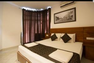 
a hotel room with a bed and two lamps at Kandyan View Holiday Bungalow in Kandy
