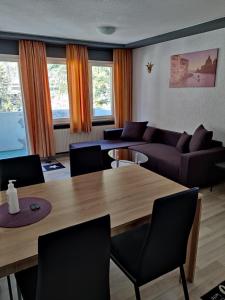 sala de estar con mesa y sofá en Venice Apartment, en Interlaken