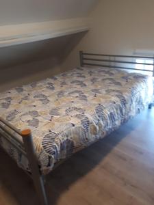 a small bed in a room with a bedskirtspectspectspects at Manege volmolen in Maaseik