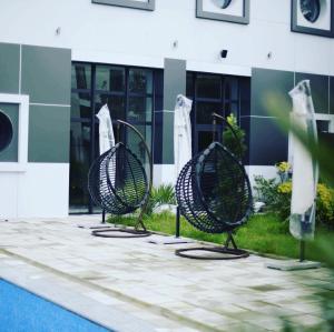 una fila di sedie di fronte a un edificio di OTAKHEBI a Sarpi