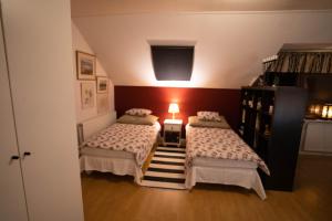 ein Schlafzimmer mit 2 Betten und einer Lampe in der Unterkunft Mysig takvåning med balkong in Eskilstuna