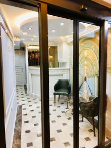 A kitchen or kitchenette at Crowned Hotel