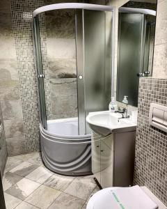 un bagno con doccia, WC e lavandino di CONFORT' by J a Iaşi Altre 17 foto