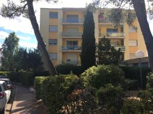 a building with trees and bushes in front of a street at Belle chambre dans appartement en colocation proche centre-ville de Montpellier in Montpellier