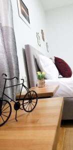 sypialnia z rowerem na stole obok łóżka w obiekcie Spacious and Cozy Apartment - Ajia Apartment w Tiranie