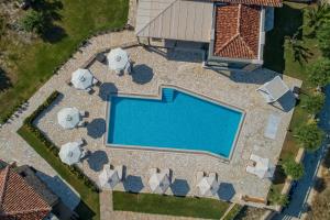 an overhead view of a swimming pool with patio furniture at Tramonto Suites in Xi