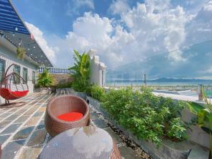 下龙湾Jade Ha Long Hotel的海景阳台