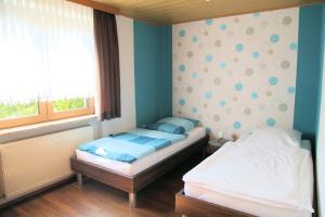 a bedroom with two twin beds and a window at Ferienwohnung Schmetterling in Kemmern