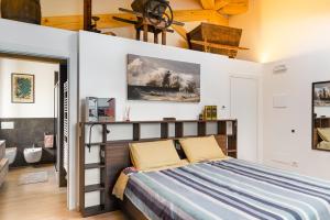 a bedroom with a bed and a ceiling at Relais des Roches in Sona