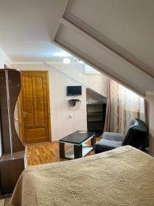 Un pat sau paturi într-o cameră la Guest House IBERIA