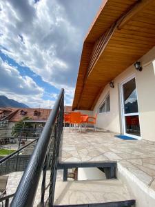 eine Terrasse mit einem Holzdach und einem Geländer in der Unterkunft Guest House IBERIA in Mzcheta