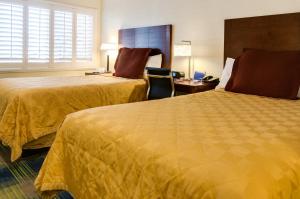 ein Hotelzimmer mit 2 Betten und einem Schreibtisch in der Unterkunft Travelodge by Wyndham by Fisherman's Wharf in San Francisco