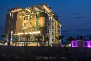 un bâtiment avec un panneau la nuit dans l'établissement Hotel Da Flamingo, à Butwāl