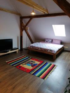 1 dormitorio con cama y alfombra en el suelo en Ubytování v soukromí en Tvrdonice
