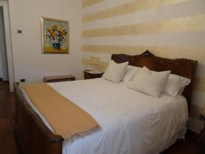 1 dormitorio con 1 cama blanca grande con almohadas blancas en CasaRò, en Albano SantʼAlessandro