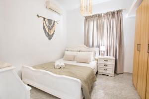 מיטה או מיטות בחדר ב-Amalthia Apartment
