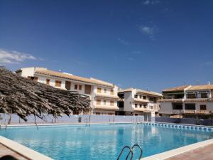 een groot zwembad voor sommige gebouwen bij Apartamento Paraíso en Santa Pola in Santa Pola
