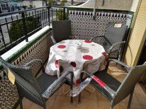 a table and chairs sitting on a balcony at Apartamento Paraíso en Santa Pola in Santa Pola