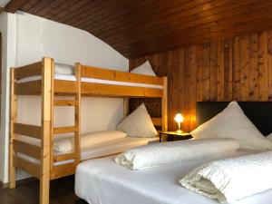 A bed or beds in a room at Gästehaus Baldauf