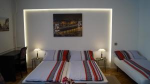 Posteľ alebo postele v izbe v ubytovaní Apartment Sinkó - FREE GARAGE PARKING, central, 2 bedrooms 4 single beds, flexi check-out
