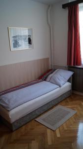 ブダペストにあるApartment Sinkó - FREE PARKING central 2 bedrooms 4 single bedsの窓付きの部屋のベッド1台