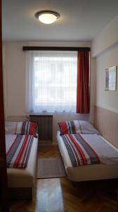 Posteľ alebo postele v izbe v ubytovaní Apartment Sinkó - FREE GARAGE PARKING, central, 2 bedrooms 4 single beds, flexi check-out