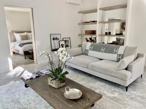 un soggiorno con divano e tavolino da caffè di Luxury Home Sweet Home Mougins a Mougins