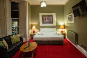 Ένα ή περισσότερα κρεβάτια σε δωμάτιο στο The Knighton Hotel