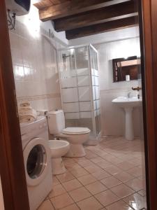 La salle de bains est pourvue de toilettes et d'un lavabo. dans l'établissement La casa di Sarah, à Syracuse