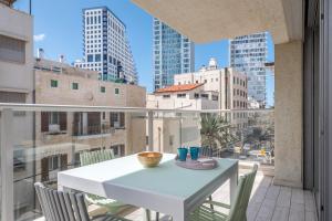 una mesa blanca en el balcón con vistas a la ciudad en 3 Bedrooms apt balcony & parking near banana beach, en Tel Aviv