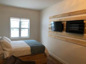 Кровать или кровати в номере Domaine des Montagnais