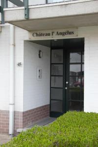 ein Gebäude mit Eingang zum Chatham t angustius in der Unterkunft Résidence Château Angélus in De Haan