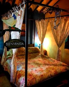 Un dormitorio con una cama con un cartel. en Room for rent in rural house, en Valeria
