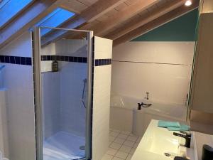 Phòng tắm tại Alpenblick Nahe München mit Outdoor Whirlpool - 21 Min von München mit Zug