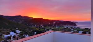 - une vue sur le coucher de soleil depuis le toit d'une maison dans l'établissement Thea House Patmos, à Kámbos