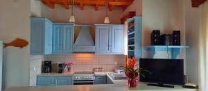 Een keuken of kitchenette bij Thea House Patmos