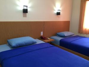 Tempat tidur dalam kamar di Guest House Remaja