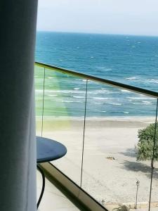 uma varanda com vista para a praia e para o oceano em 49 Apartment em Mamaia Nord – Năvodari