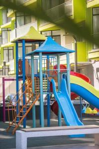 um parque infantil com escorrega em 49 Apartment em Mamaia Nord – Năvodari