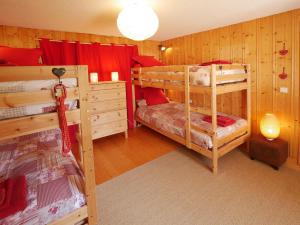 Tempat tidur susun dalam kamar di Domaine de Bellevue Gîte du Mont Poupet