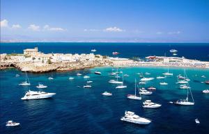 een groep boten in het water in een haven bij Apartamento Paraíso en Santa Pola in Santa Pola