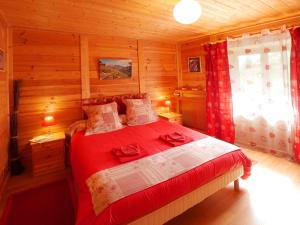 Säng eller sängar i ett rum på Domaine de Bellevue Gîte du Mont Begon
