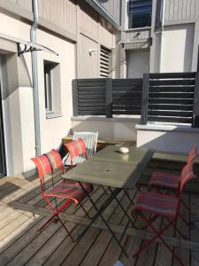 einen Tisch und zwei Stühle auf einem Balkon mit einem Tisch in der Unterkunft Studio T1BIS BORD DE PLAGE in Saint-Lunaire