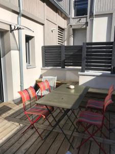 - Balcón con mesa y 2 sillas en Studio T1BIS BORD DE PLAGE, en Saint-Lunaire