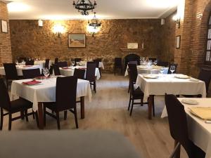 Un restaurante o sitio para comer en Hotel Rural Abadía de Yuste