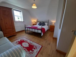 Tempat tidur dalam kamar di Donegal Thatched Cottage