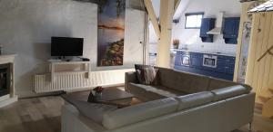 sala de estar con sofá y TV en Noord-Hollands Hof Dream, en Spijkerboor