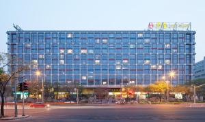 un gran edificio azul con muchas ventanas en Beijing Xinxiang Yayuan Apartment (Wangfujing), en Beijing