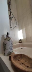 Bathroom sa The Outpost Lakehouse- enjoy our house at Reeuwijkse Plassen - near Gouda