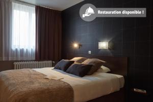 - une chambre avec un grand lit aux murs noirs dans l'établissement Ashley Hôtel Le Mans Centre Gare, au Mans